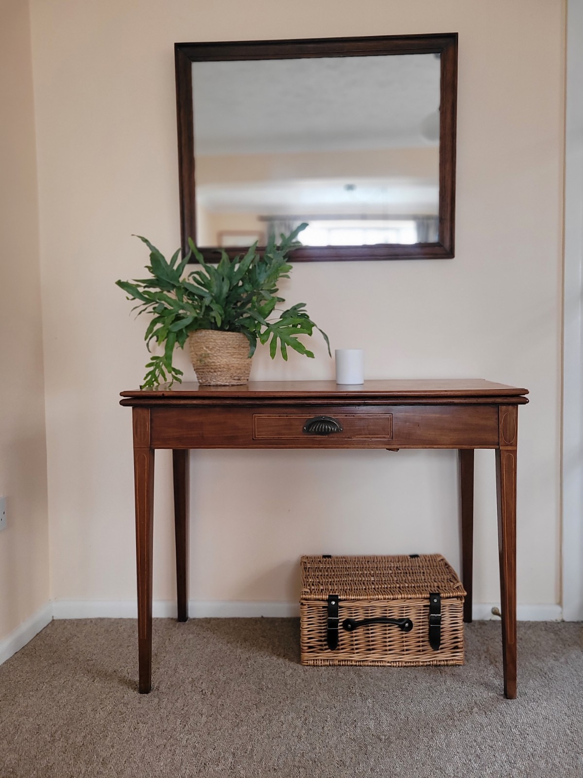 Beautiful Antique early Victorian Mahogany ocassional console Table marquetry 