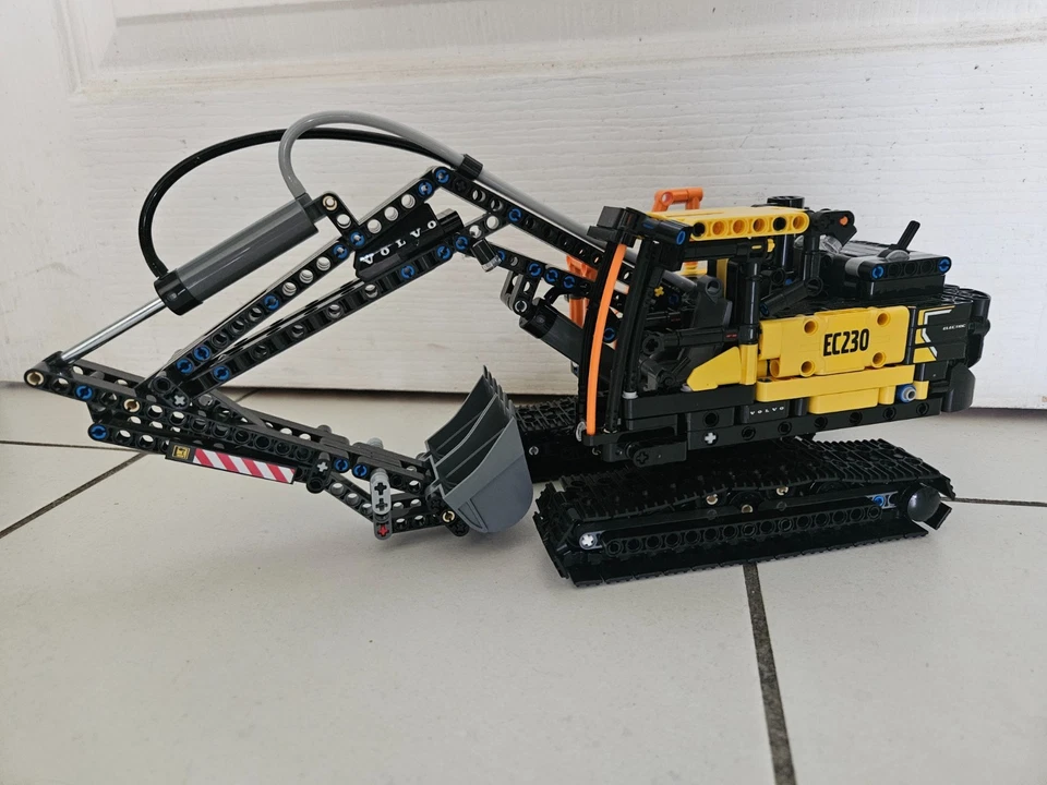 LEGO Technic 42175 Volvo FMX Truck & EC230 Electric Excavator