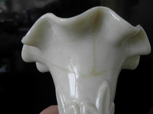 Antike Vase Biedermeier opakes Glas in Form geblasen mit Abriss reliefierte Blüt - Picture 4 of 5