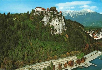 Bled Slovenia grad s kopaliscem 