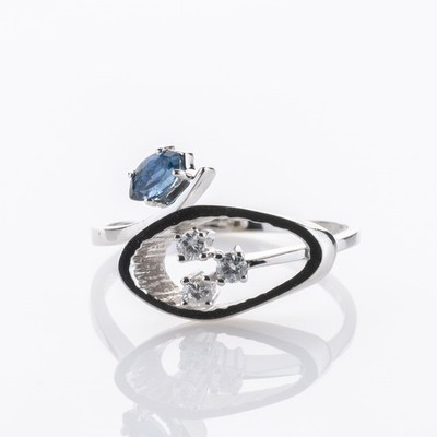 Ring aus 585er Weißgold mit 0.05 ct Saphir und 0.12 ct Brillanten