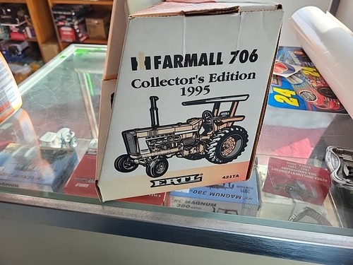 Ertl Farmall 706 1/16 Scale Toy Tractor Times  And Buckle Box Has Some Fading  - Picture 4 of 15