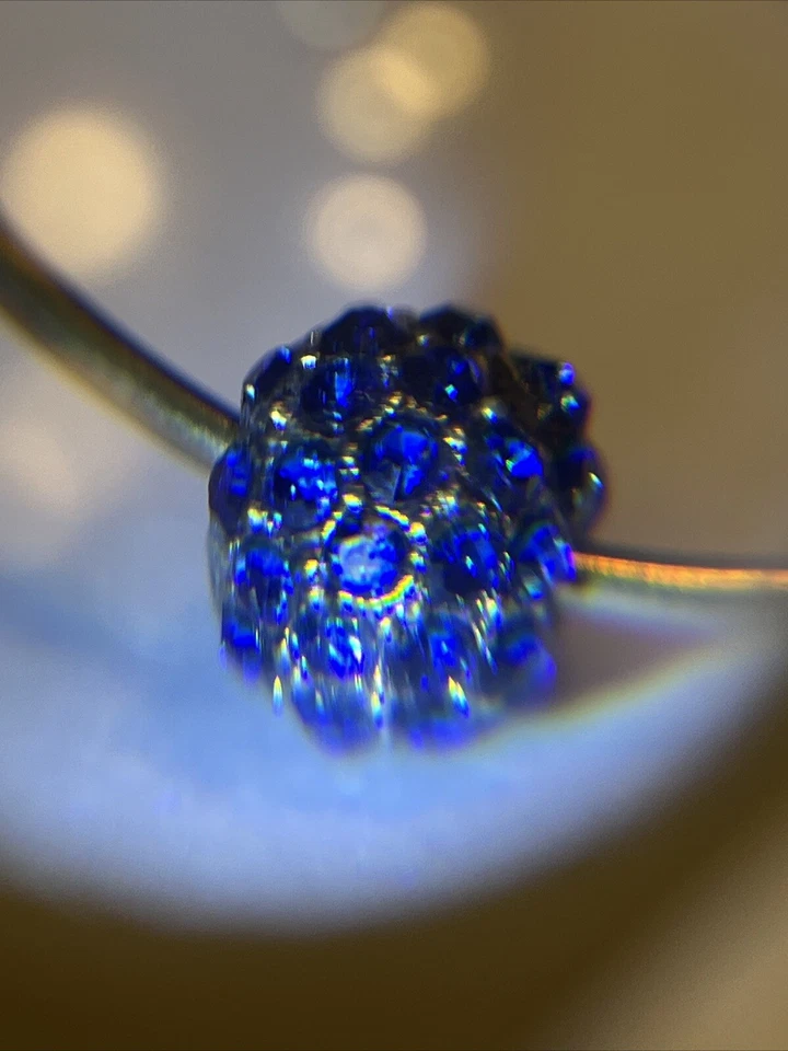 Pendientes de aro tono dorado con bolas de piedras preciosas azules facetadas. "Hsn 1,25""" Foto 2 de 4