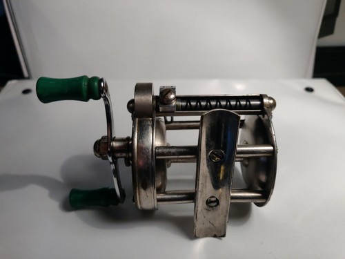 Vintage Pflueger Fishing Reel (CosReel060) - Picture 6 of 7
