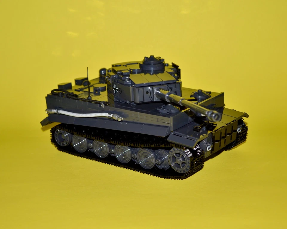 COBI WWII PZKPFW VI TIGER AUSF. E Tank Building Set #2538 w/ BRICKMANIA Figures - Image 4 of 4