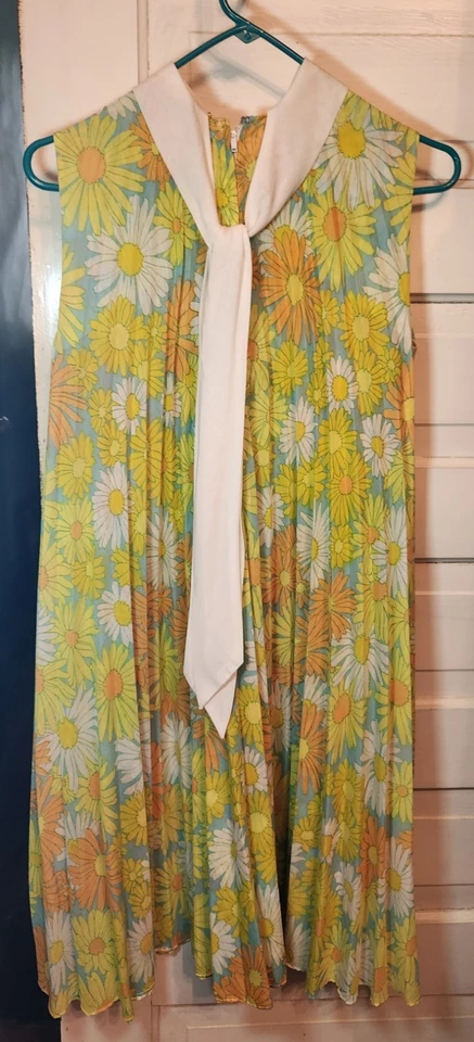 Vestido Halter Trapecio Columpio Vintage Años 60 Hecho en Unión en EE. UU. Margaritas 11/12 Hippie Boho Foto 2 de 4