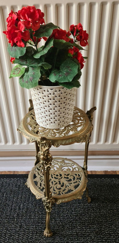 VINTAGE ORNATE BRASS 2 TIER PLANT DISPLAY STAND CHERUB & CLAW FEET DESIGN STURDY