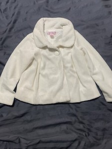 Pre-owned very nice girl coat size 3 color white