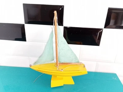 2505261 jouet Bateau à voile en bois jaune 20cm canot voilier de bassin tirot ?? - Photo 1/4