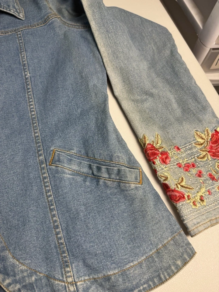 Chaqueta de mezclilla con botones forrada bordada rosa Denim & Co para mujer, talla M Foto 3 de 4