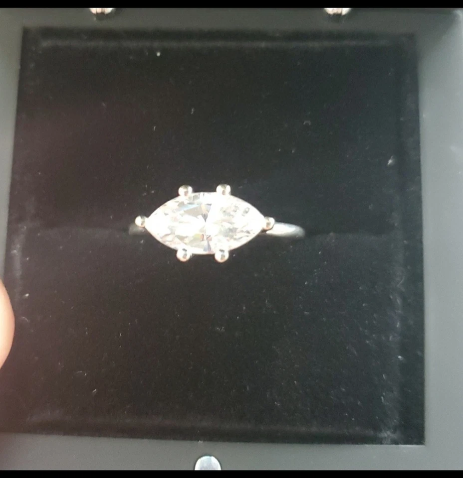 Anillo solitario de diamantes creado en laboratorio corte marquesa este oeste de 2,11 quilates Foto 3 de 4