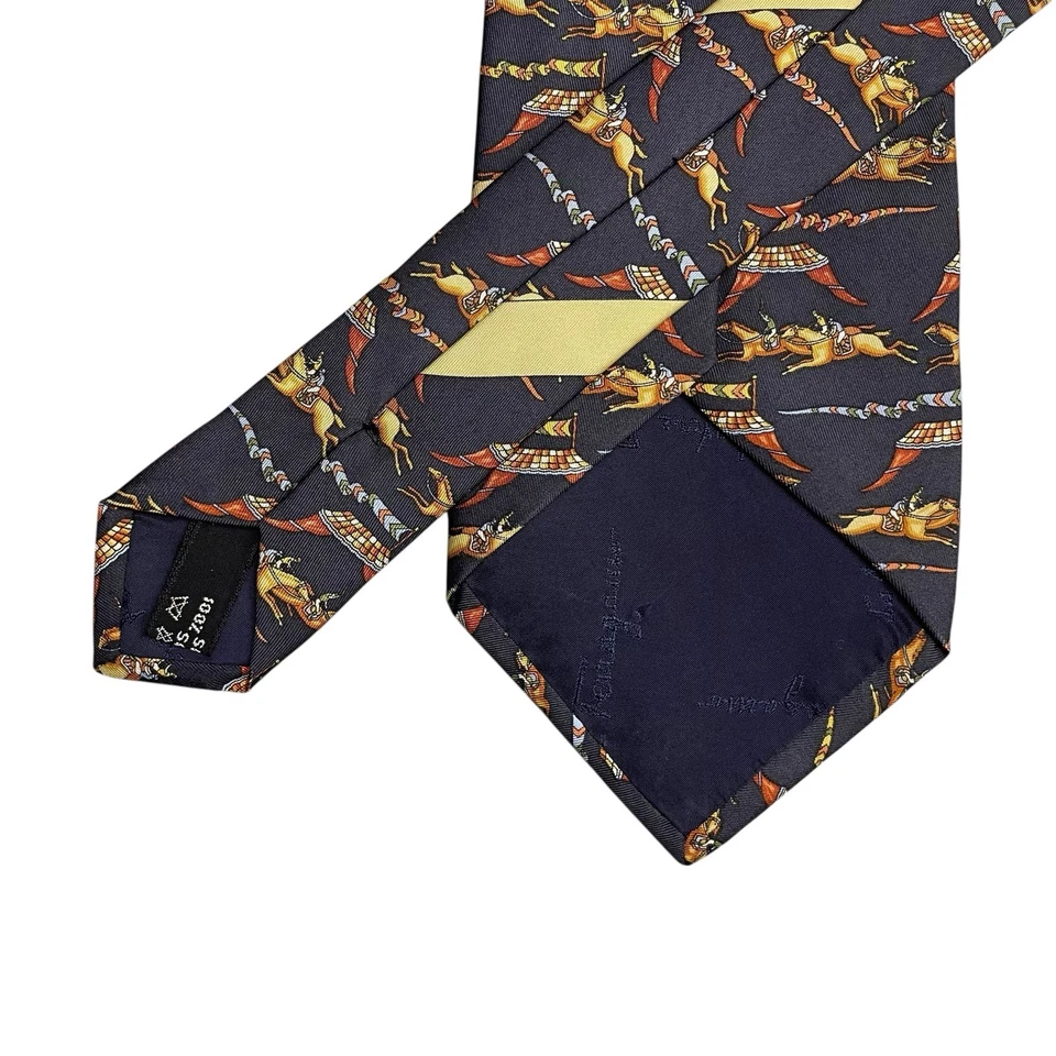Salvatore Ferragamo Hombre Corbata Carrera Caballos y Jinetes Azul Oscuro Seda 3.75" x 59.5" Foto 3 de 4