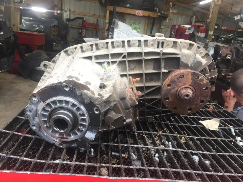 04 FORD F350 SD PICKUP Manual Shift 4r100 (4 Speed Trans) Auto Transfer Case Foto 2 de 4