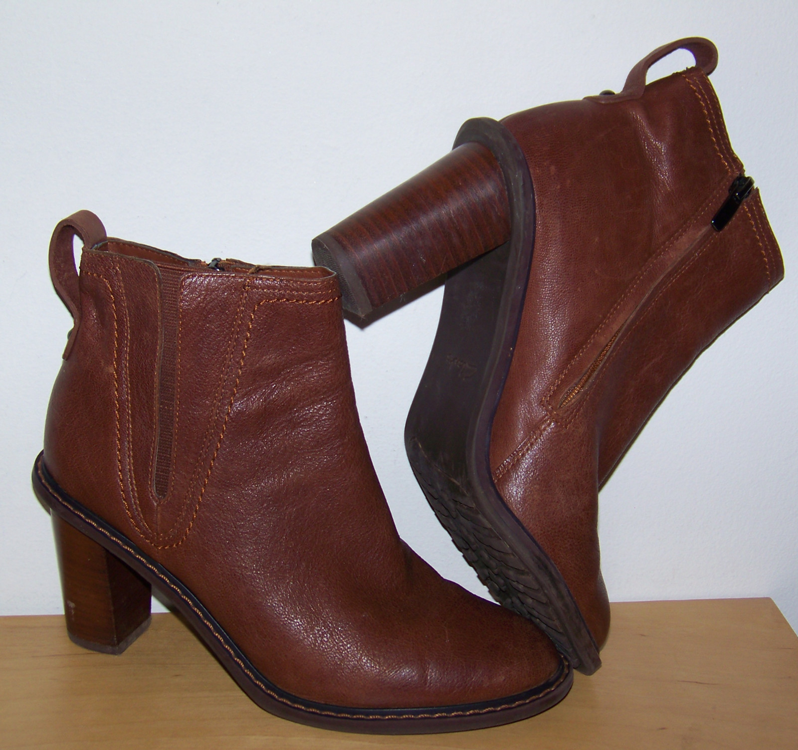 Womens Clarks Tan Leather Ankle Boots Size UK 5. Womens Clarks Tan Leather Ankle Boots Size UK 5.