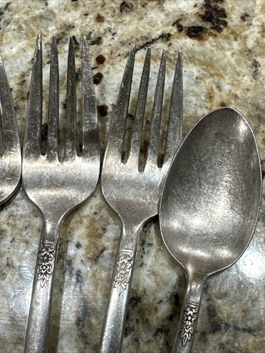 WM Rogers Bros. Salad Fork Set “Spring Charm" Pattern Lot of 4 Plus Spoon - Picture 8 of 22