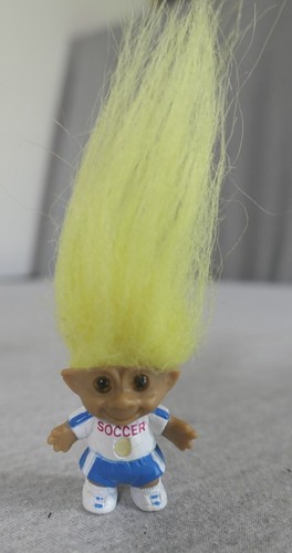 Mini bambola troll vintage 1992 Ace capelli gialli bianchi e blu uniforme da calcio 1,5" H - Foto 6 di 6