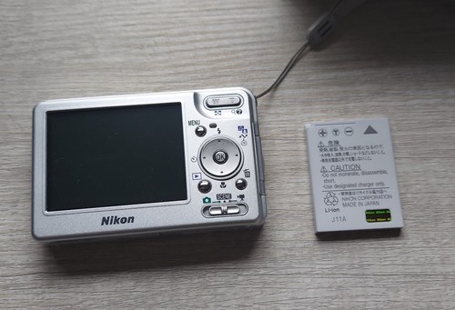 Nikon Coolpix S1 5.1MP Digital Camera Silver TESTED + Battery Charger - Picture 3 of 5