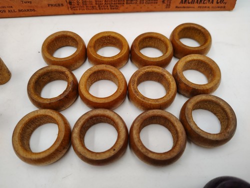 42 antichi pezzi gioco CARROM in legno (anelli, spille, piani) e libretto Archarena vintage - Foto 4 di 10