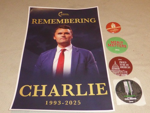 MINI PÓSTER PRENDEDOR KIRK MEMORIAL RECORDANDO CHARLIE ESTADIO STATE FARM 21/09/25 EE. UU. - Imagen 1 de 7