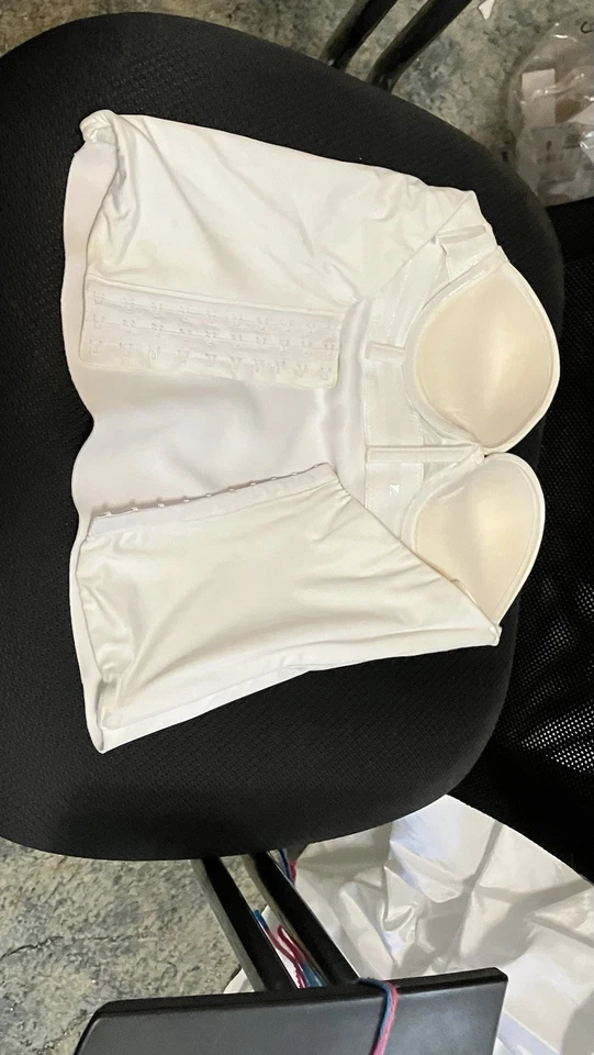 Vestido de novia blanco, talla mediana, 34A. Con bajo corpiño, velo y tiara. Foto 2 de 4