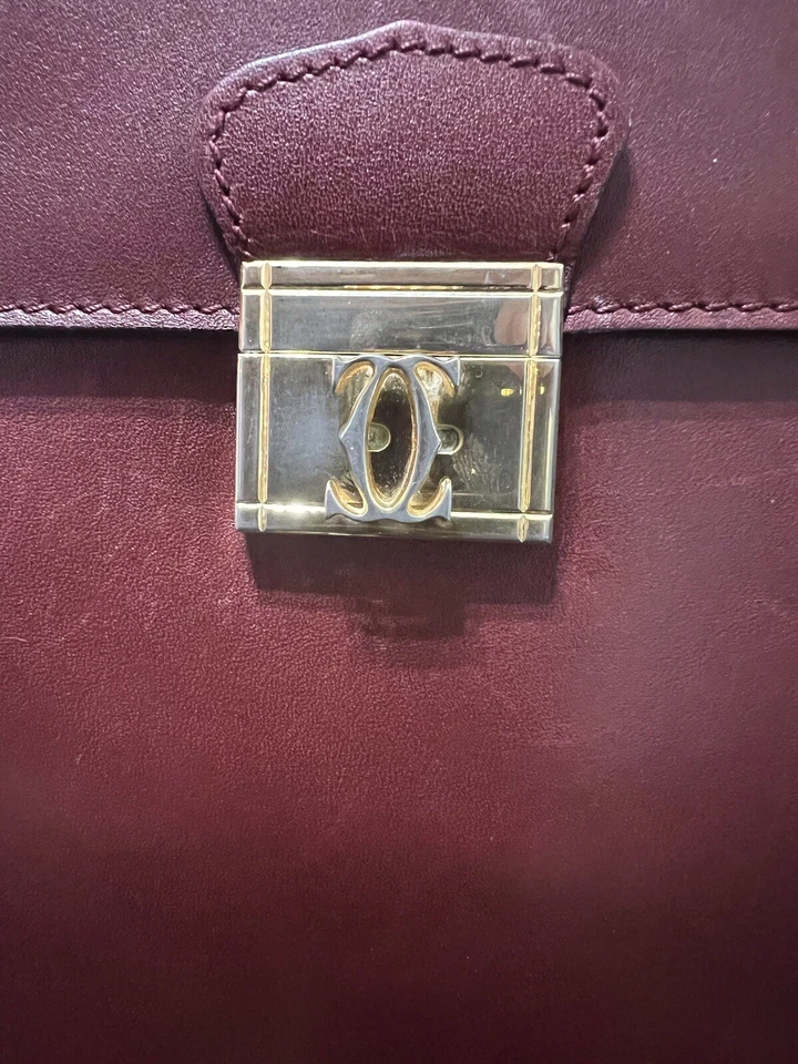 Bolso de mano de cuero CARTIER, burdeos, con correa de hombro de cadena dorada Foto 3 de 4