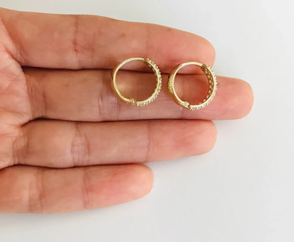 Pendientes de aro Huggie de oro amarillo macizo de 10K, 5 mm x 14 mm - EGE40 Foto 4 de 4