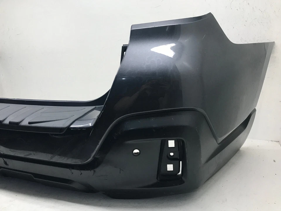 Cubierta de parachoques trasero Subaru Outback con orificios de sensor gris 2018 2019 57704AL18A OEM4 Foto 2 de 4