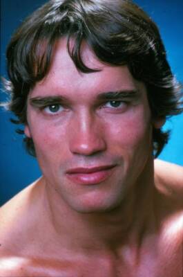 Arnold Schwarzenegger posing at the top of his form in October 1976 Old Photo 3