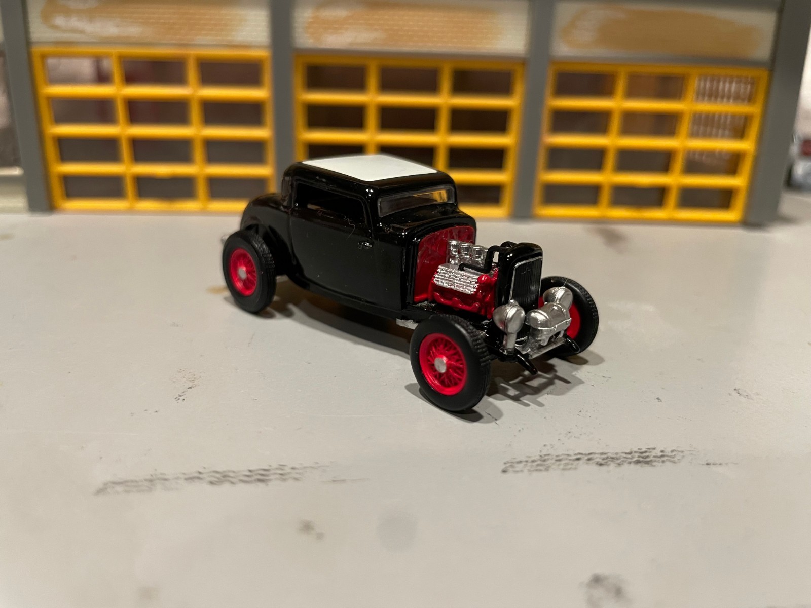 1/64 32 FORD 2 WINDOW/CHOPPED HI-BOY/BLACK/H&H FLATHEAD 4 CARBS/RUBBER TIRES