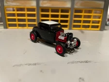 1/64 32 FORD 2 WINDOW/CHOPPED HI-BOY/BLACK/H&H FLATHEAD 4 CARBS/RUBBER TIRES