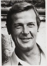 A33 A3382 &ndash; Sir Roger Moore Portrait &ndash; Vintage Press Photograph James Bond