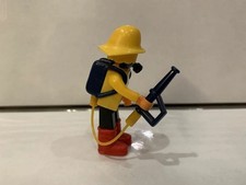1990 Feuerwehrmann mit Feuerl&ouml;scher aus Feuerwehr &Uuml;bung