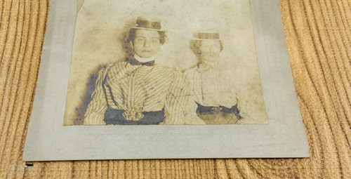 Tarjeta fotográfica vintage para dos damas - Imagen 6 de 8