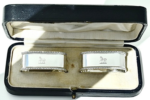 Asprey & Co Ltd, Paar gefasste Art Deco Serviettenringe aus massivem Sterlingsilber, 1925: