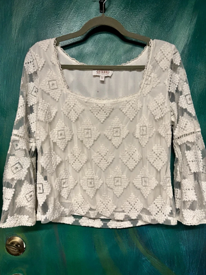 Blusa Shyanne bordada de encaje para mujer cuello cuadrado mediano manga campana 3/4 Foto 2 de 4