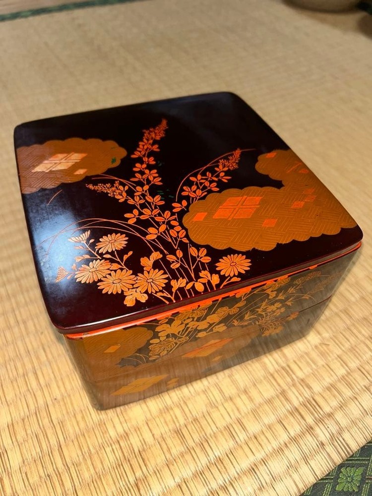 Jubako Bento Box Japanese Lacquer box with gold leaf flower pattern