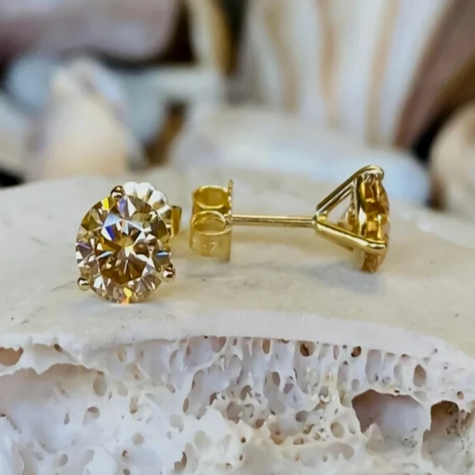 Tachuelas solitarias de diamantes champán con certificación de 4 quilates en plata de ley 925 Foto 4 de 4