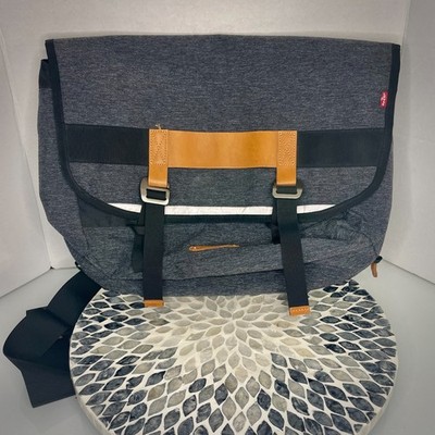 LEVI'S Commuter Cycling Laptop Messenger Bag Gray Padded Back to School Academic