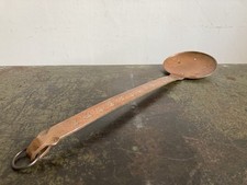 Antico mestolo/skimmer francese XIX secolo in rame massiccio martellato Kitchenalia