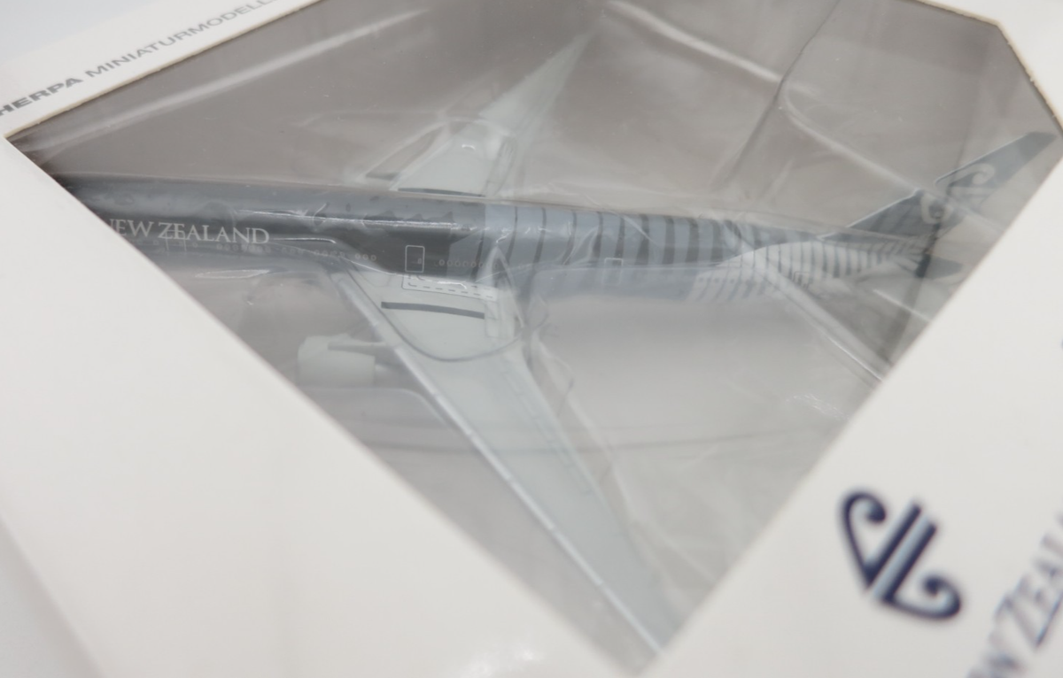 Herpa Air New Zealand Boeing 777-300ER Model - All Blacks - 1:500