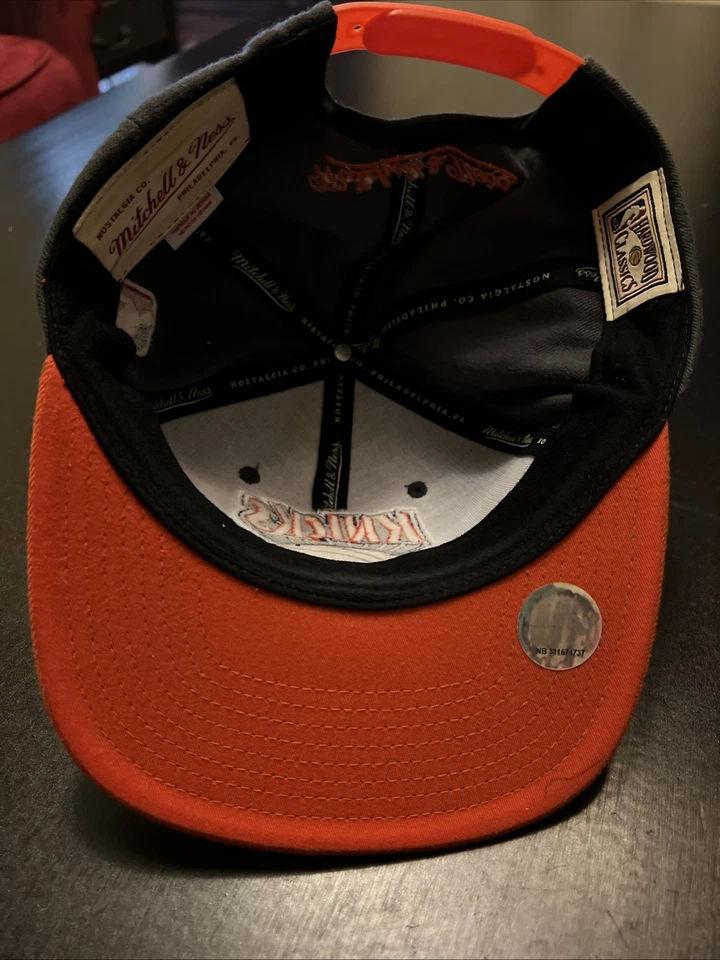 Boné ajustável New York Knicks Mitchell & Ness NBA Snapback chapéu aba plana 2 tons - Imagem 4 de 4