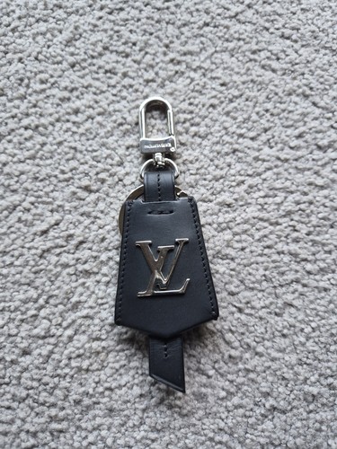 Louis Vuitton LV Initials Keyring Key Holder Black Leather Silver Tone M68020