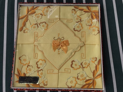 Vintage Retro unused Boxed embroidered supper set tablecloth 4 serviettes - Picture 2 of 6