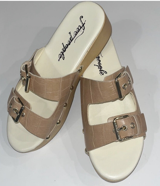 Nwt Free People tan croc print 2” wooden heel clog sandals, Sz 8M