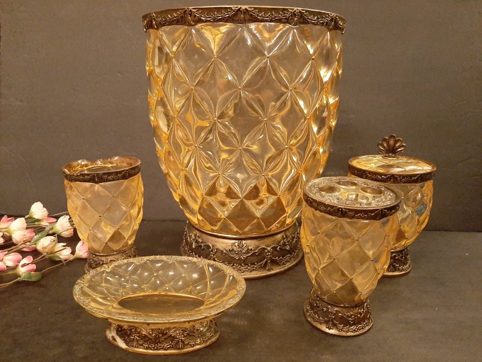 Juego de baño Lucite acolchado dorado ámbar peri de colección bote de basura, jabón, cepillo de dientes Regency Foto 4 de 4