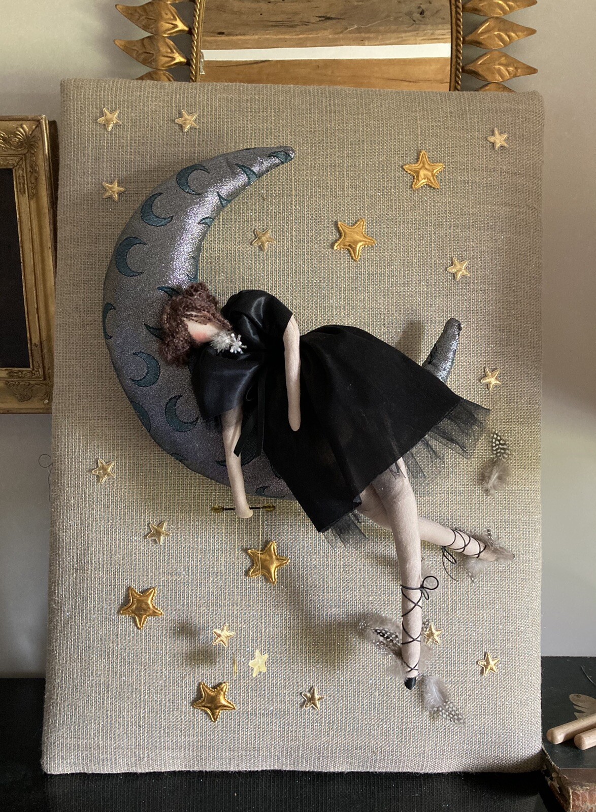 Poupée tissu artisanale faite main, décoration murale unique pour chambre enfant en coton bio