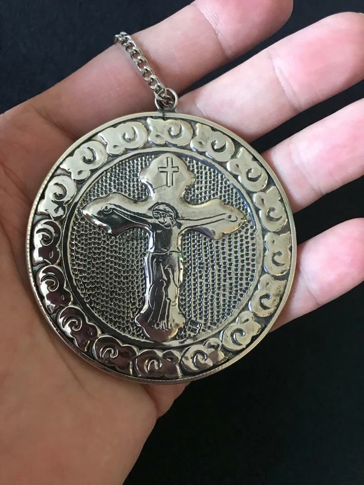 925 Sterling Silver, Cross Ornate Repousse Round Mirror - Image 3 of 4