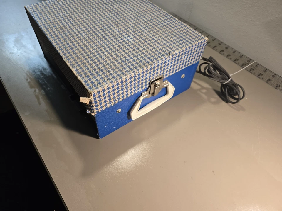 VINTAGE EMERSON BIG-BIG PORTABLE PHONO 3 SPEED RECORD PLAYER - Image 4 of 4