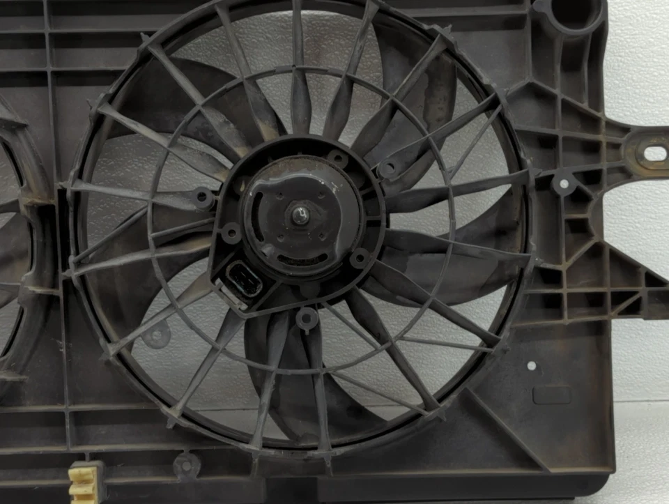 2004-2008 Pontiac Grand Prix Left Radiator Fan Motor Assembly VNOS4 - Image 3 of 4