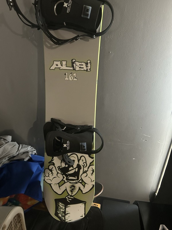 Alibi class clown 161. With BENT METAL bindings and ThirtyTwo boots size 12